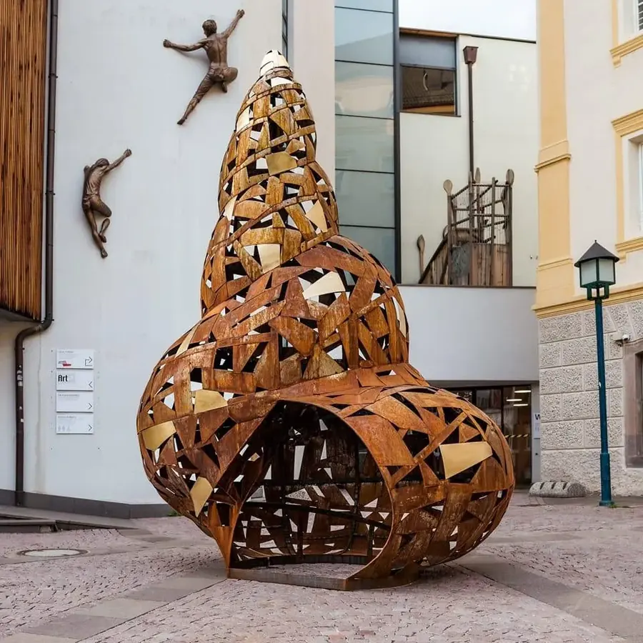 Muschel auf dem Kronplatz — Cortenstahl · 300 × 450 cm
