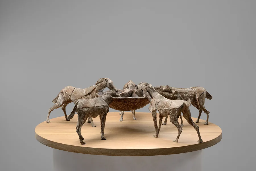 Horses on the Bowl — Bronzo · 60 × 20 cm