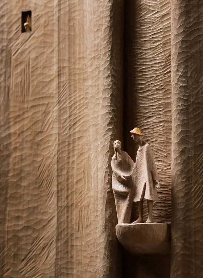Coppia di figure su basamento — Rilievo, legno con foglia d’oro