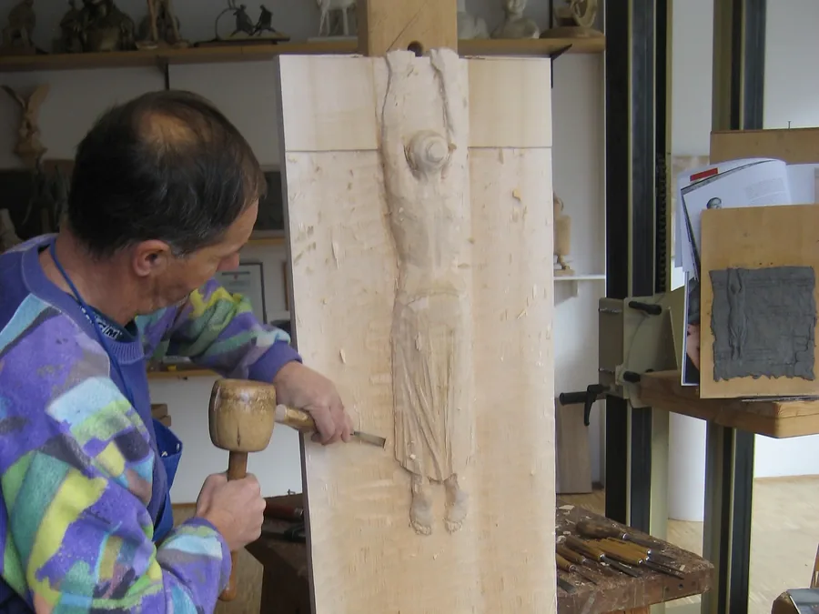 Scultore intaglia un rilievo — Legno