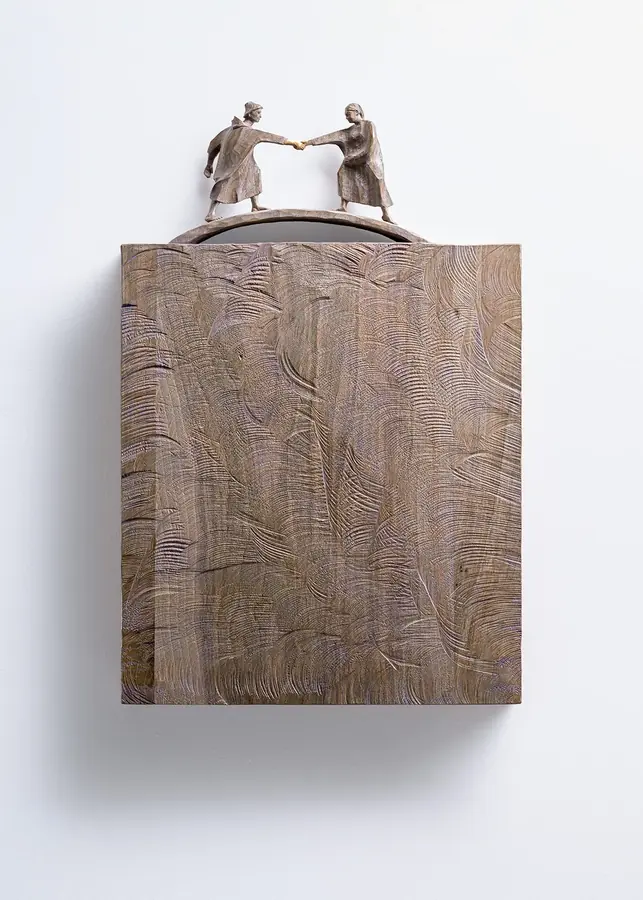Confidence — Nussholz · 59 × 35 cm
