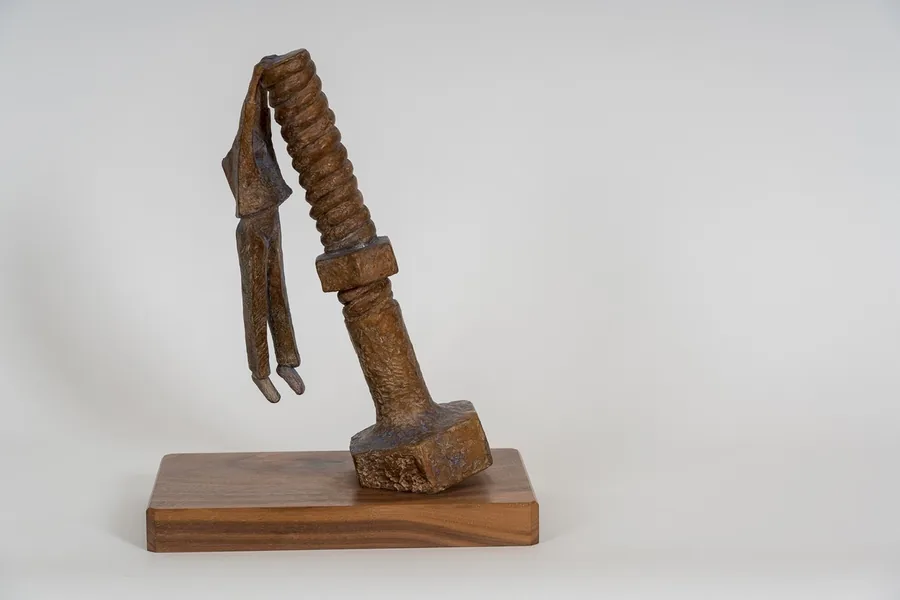 Life is Hard — Bronzo · 40 cm