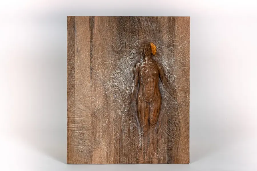 Dreaming — Nussholz, Blattgold · 40 × 49 cm