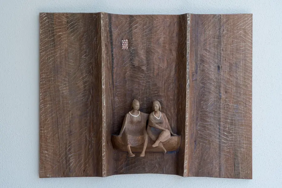 Girls, Girls — Nussholz · 77 × 60 cm
